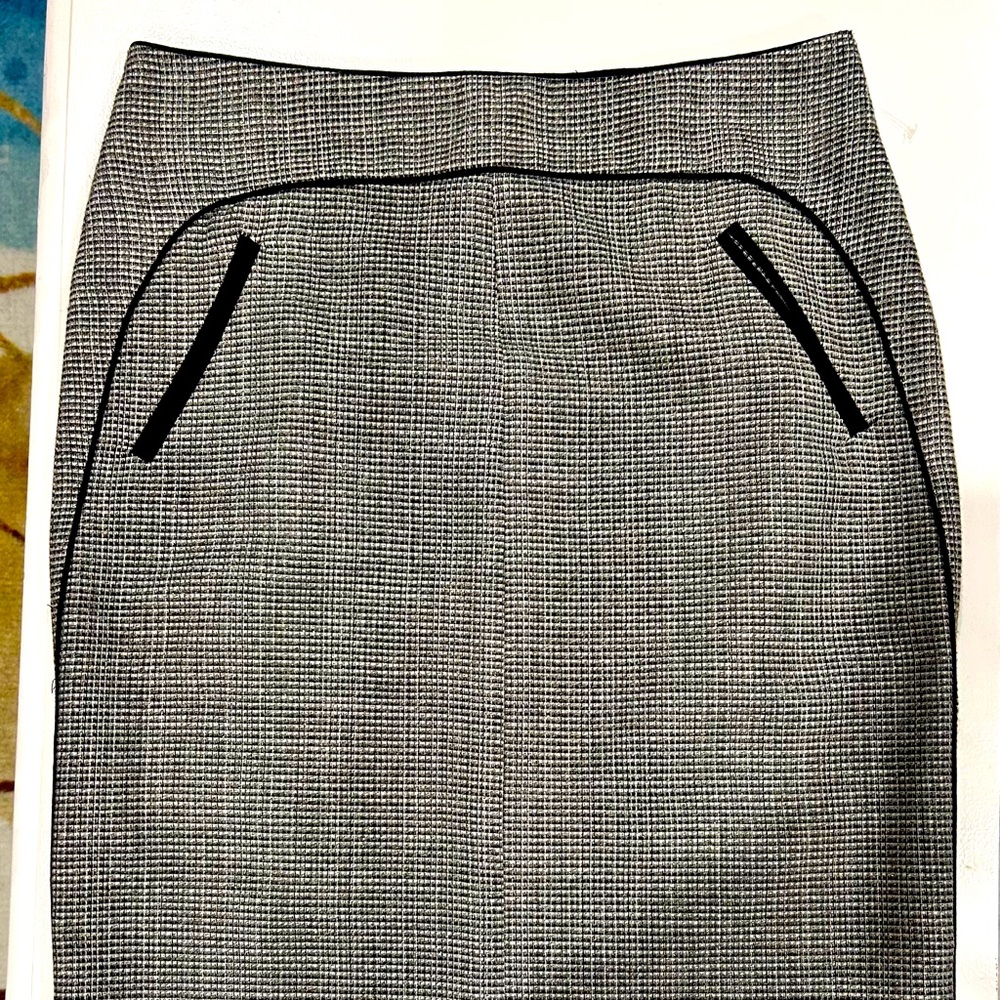 Mario Serrani Classic Black and White Houndstooth Pencil Skirt